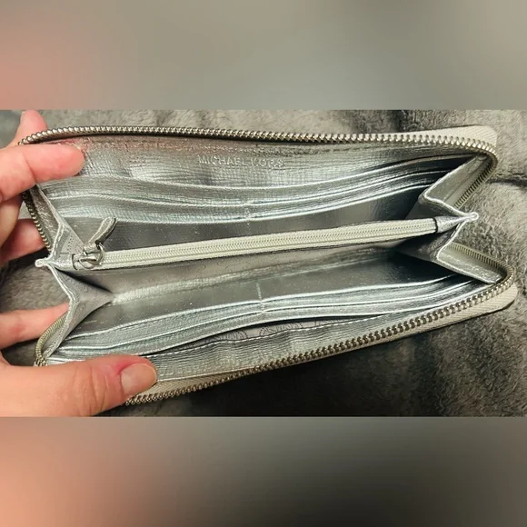 Authentic Michael Kors purse with wallet - Picture 8 of 14